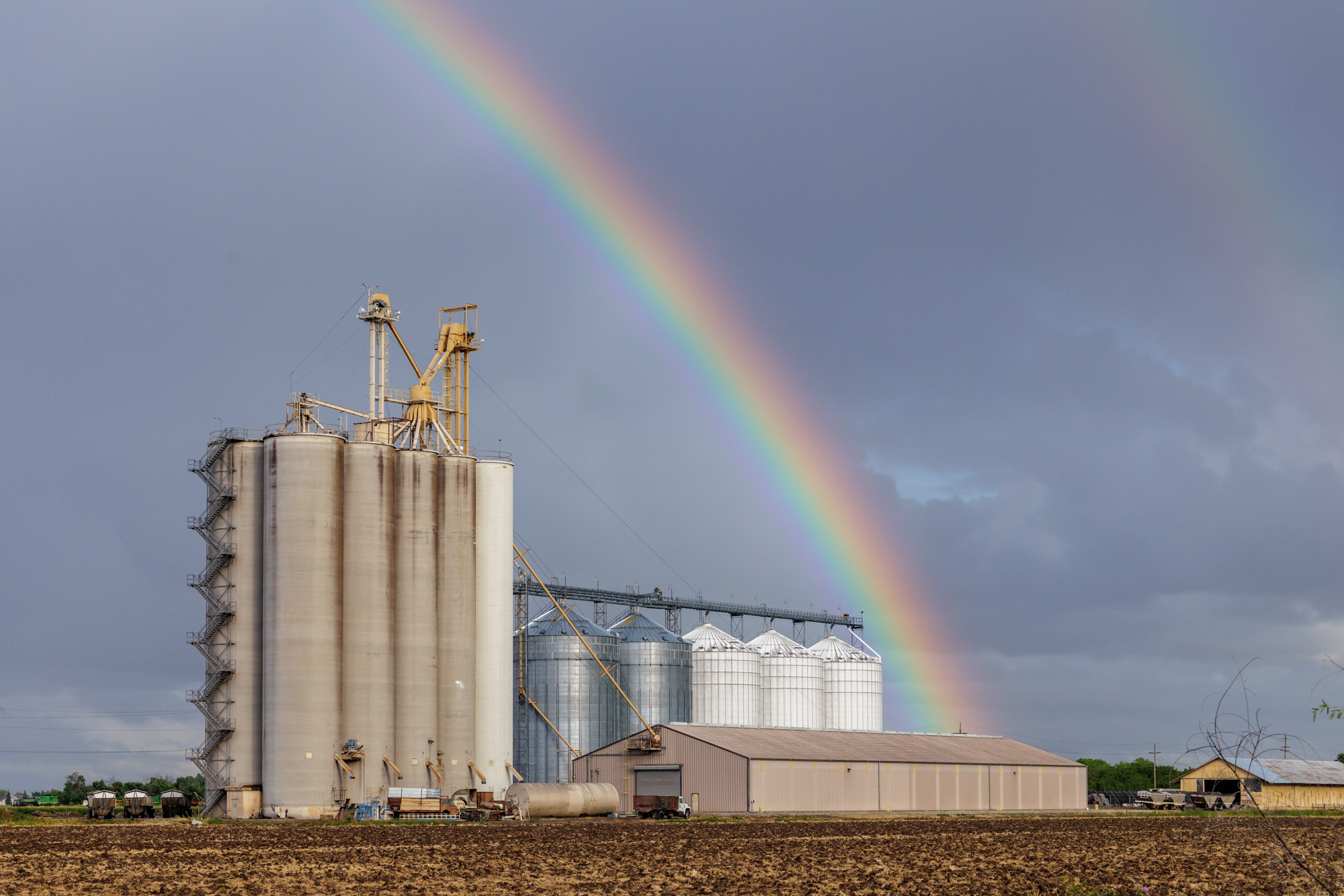 Rainbow over Silos
#Rainbow #travel #TravelPhotography #ShotOnCanon #Colors #Rain #WeatherPhotography